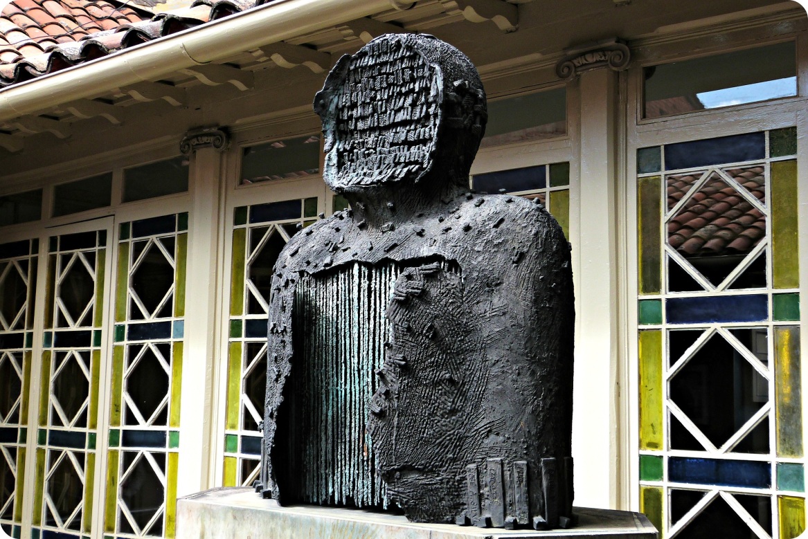 statue patio casa poesía Silva Bogotá