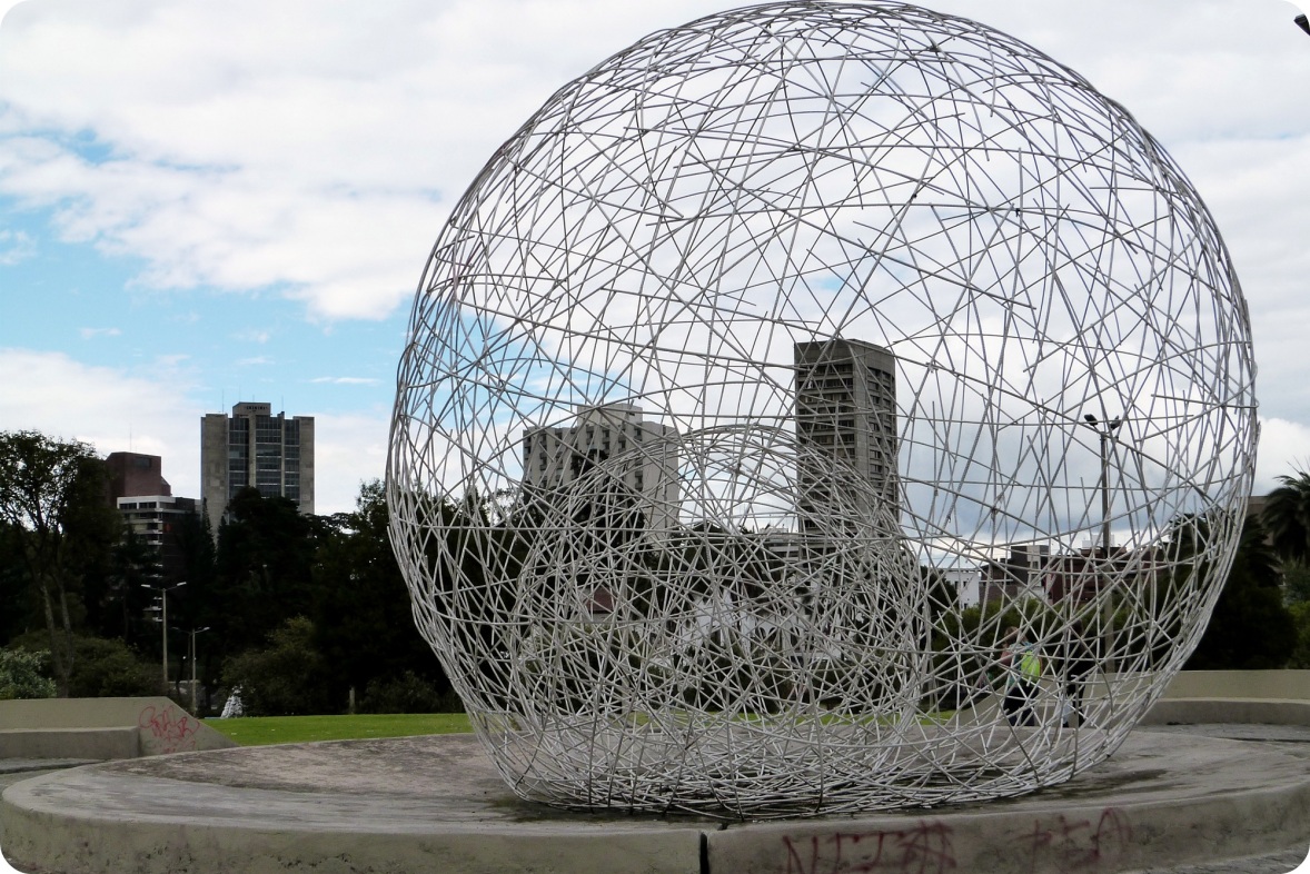 escultura-esfera-metal-sur-quito
